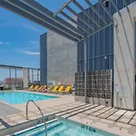 Comfy 2Bd- Highrise Dt, Pool, Gym, Parking - Sleeps 8