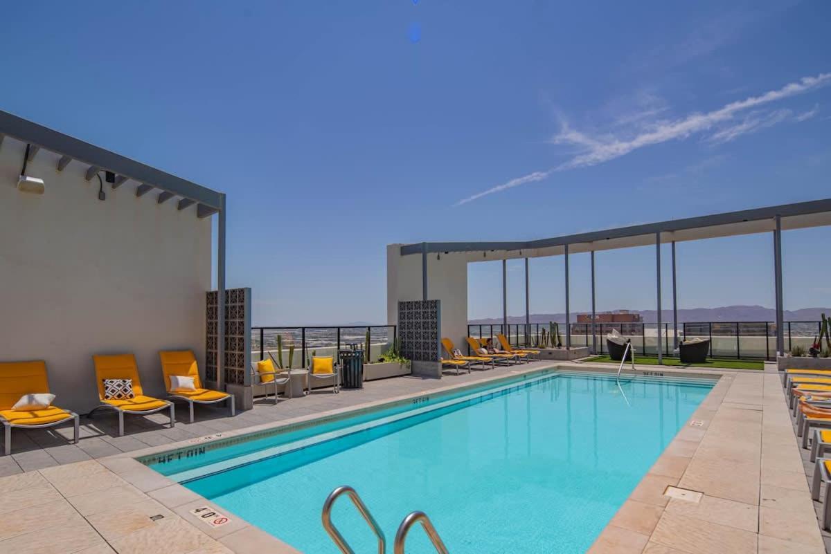 Comfy 2bd- Highrise Dt, Pool, Gym, Parking - Sleeps 8 *