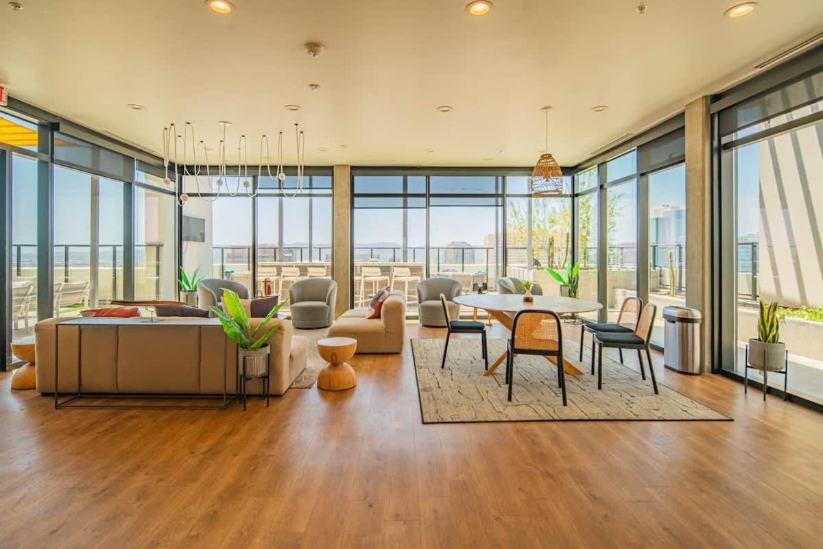 Comfy 2bd- Highrise Dt, Pool, Gym, Parking - Sleeps 8