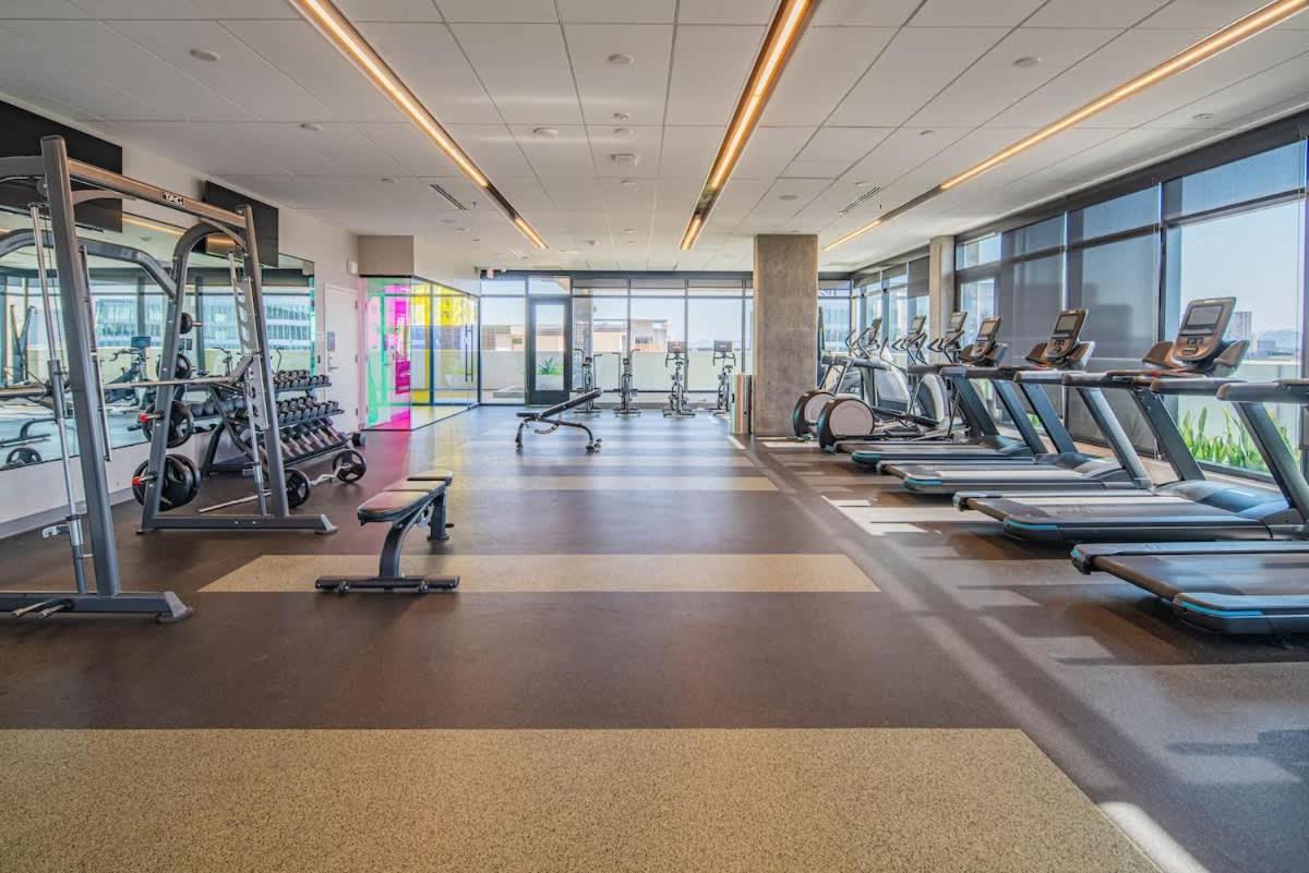 Comfy 2bd- Highrise Dt, Pool, Gym, Parking - Sleeps 8 *