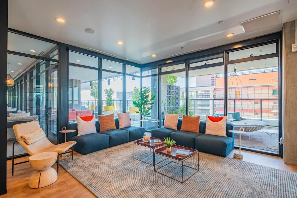 Apartment Comfy 2bd- Highrise Dt, Pool, Gym, Parking - Sleeps 8 *