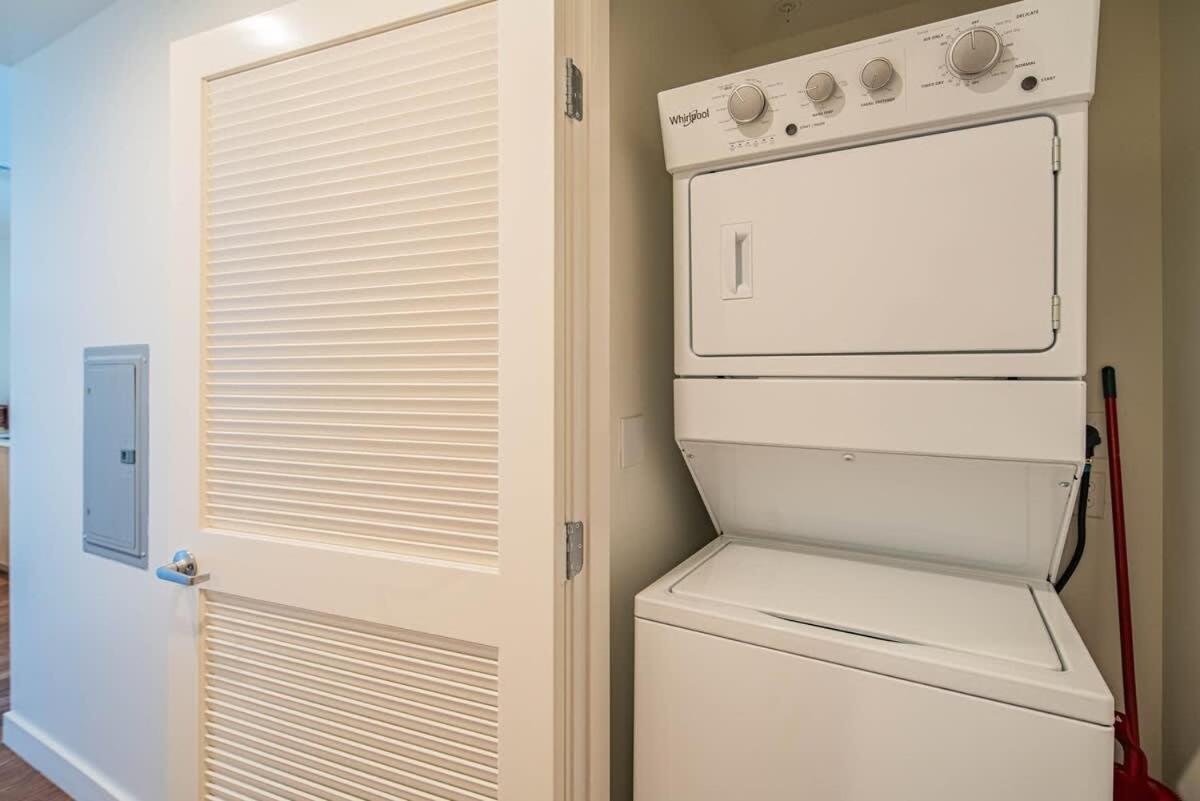Comfy 2bd- Highrise Dt, Pool, Gym, Parking - Sleeps 8 Apartment