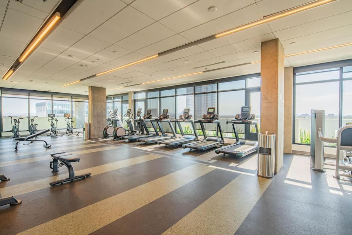 Comfy 2bd- Highrise Dt, Pool, Gym, Parking - Sleeps 8 Phoenix