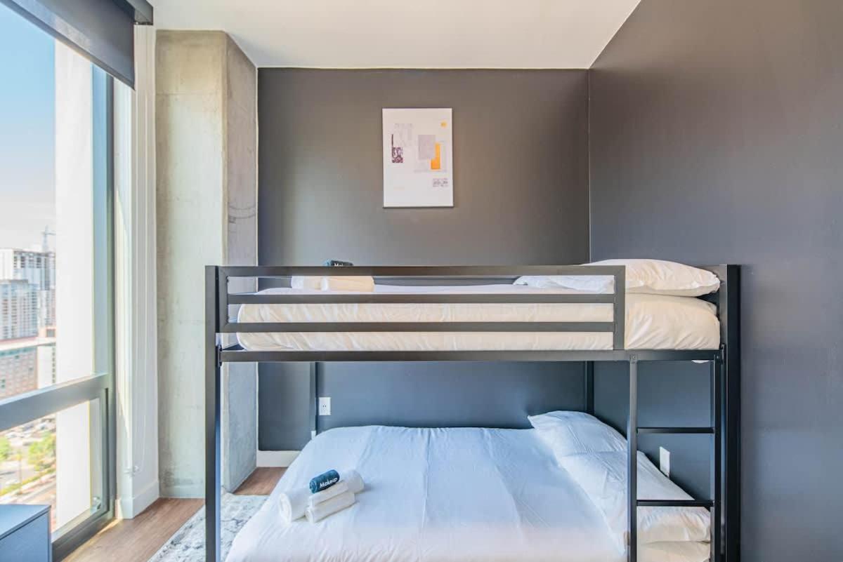 Comfy 2bd- Highrise Dt, Pool, Gym, Parking - Sleeps 8