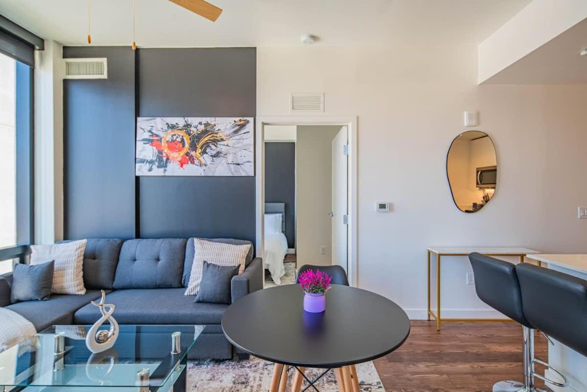 Comfy 2bd- Highrise Dt, Pool, Gym, Parking - Sleeps 8 *
