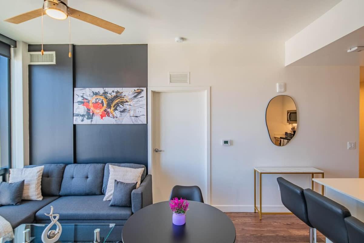 Comfy 2bd- Highrise Dt, Pool, Gym, Parking - Sleeps 8 *