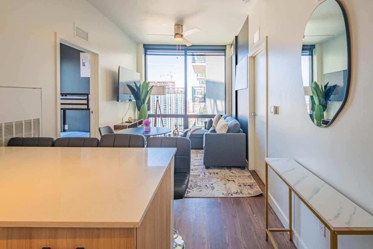 Apartment Comfy 2bd- Highrise Dt, Pool, Gym, Parking - Sleeps 8 *
